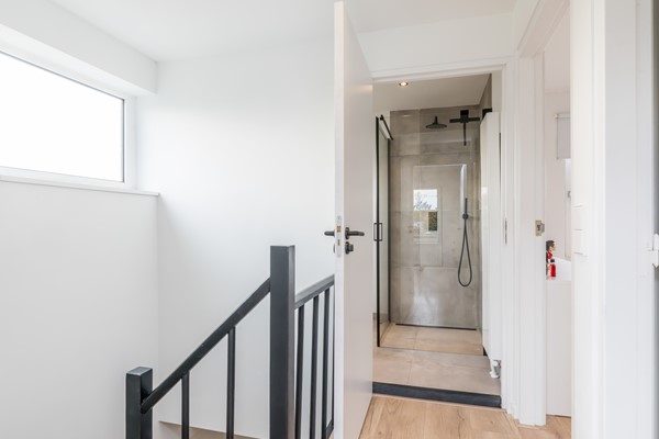 Foto - Verkocht onder voorbehoud: Instapklare gemoderniseerde geschakelde 2 onder 1 kap woning  met aanbouw, open keuken, tuin en garage in Voerendaal